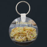 Porte-clés Spaghetti Carbonara Pasta avec Bacon et Parmesan<br><div class="desc">Spaghetti Carbonara Pasta avec Bacon et Parmesan souvenir ou cadeau pour les chefs italiens et les amateurs de pâtes alimentaires.</div>