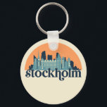 Porte-clés Stockholm Suède City Skyline Retro Cityscape Art<br><div class="desc">Design urbain vintage et rétro avec une belle skyline, attraction touristique et art urbain. gratte-ciel Cool et silhouette de construction merchandises pour touristes et voyageurs. Parfait comme souvenir à rapporter lors d'un voyage dans le monde. Enregistrez la mémoire de votre voyage et de vos vacances en famille et entre amis....</div>