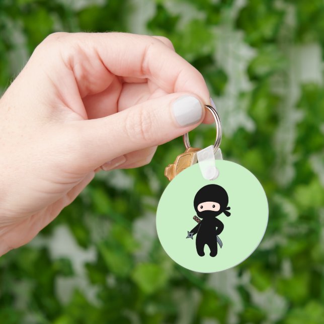 Porte-clés Tiny Ninja Holding Throwing Star sur Green (main)