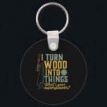 Porte-clés Travailleur de charpentier amusant Je transforme l<br><div class="desc">Je transforme le bois en choses. Marchandises amusantes pour menuisier, menuisier, bûcheron, ouvrier du bois, fabricant de meubles, constructeur de bateaux, les gars travaillant avec des outils de menuiserie, haches, marteau, vu dans le garage, grand-père à la retraite qui est toujours couvert de sciure. Un grand cadeau pour père à...</div>