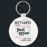 Porte-clés Travailleur de la poste retraité Mailman Funny<br><div class="desc">Conception amusante de retraite pour un travailleur postal. Ce bâillon de mailman moderne dans la typographie moderne dit "Retraité de la Poste chaque heure est une bonne heure". Un cadeau de départ parfait pour votre transporteur de lettres</div>