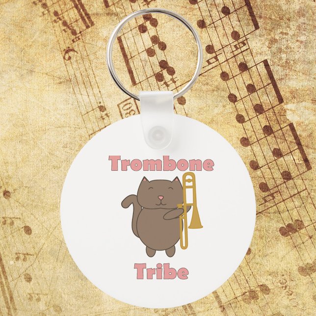 Porte-clés Trombone Tribe Chat Mignon Lettres Roses (A keychain with a brown cat holding a trombone and the words trombone tribe in pink.)