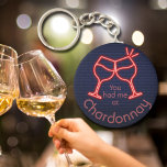 Porte-clés Tu m'as eu à Chardonnay<br><div class="desc">Porte - clé à bouton rond propose un texte amusant "You Had Me at Chardonnay" et deux verres à vin néon sur un arrière - plan en brique bleue de minuit. Les porte - clés font des cadeaux mémorables pour leur famille et leurs amis ou créent pour vous-même. Changez pour...</div>