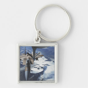 Porte-clés Un avion F-15C Eagle se trouve derrière un KC-135R