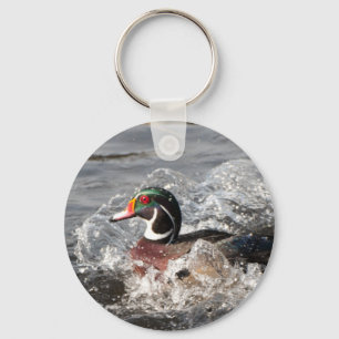 Porte-clés Un canard de bois masculin fait un éclaboussure