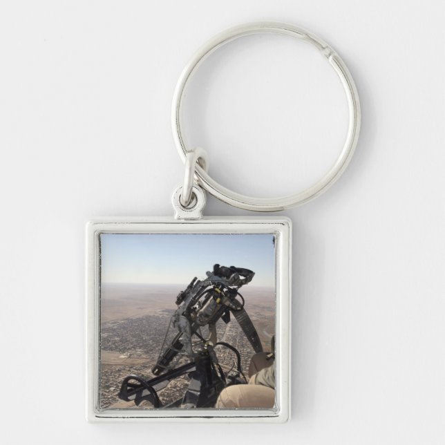 Porte-clés Un chef d'équipage cherche une activité suspecte (Devant)