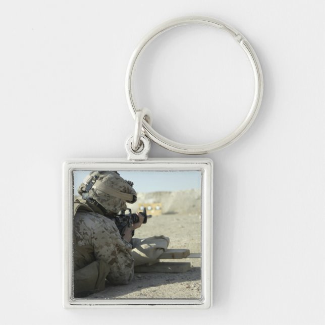 Porte-clés Un Marine lance un fusil de service M16A2 (Devant)