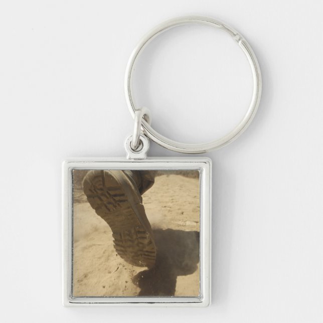 Porte-clés Un soldat américain marche le long d'un chemin de  (Devant)