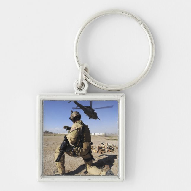 Porte-clés Un soldat assure la sécurité d'un HH-60 (Devant)