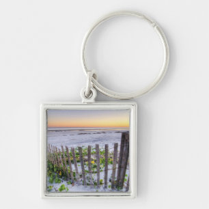 Porte-clés Une barrière de plage au coucher du soleil