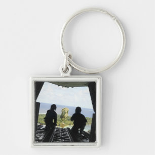 Porte-clés Une boîte de biens humanitaires