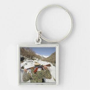 Porte-clés Une garde de Mujahadeen marche avec un militaire a