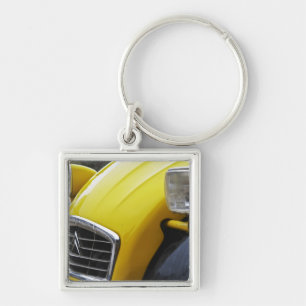 Porte-clés Une vieille Citroen 2CV 2 CV noire et jaune, détai