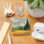 Porte-clés Van Gogh Champ de blé w Cyprès à Haute Galline<br><div class="desc">Blé Field avec Cyprès à la Haute Galline Près d'Eygalieres par Vincent van Gogh est une peinture de paysage de post impressionnisme d'art vintage. Des nuages blancs tourbillonnent dans le ciel bleu avec des champs de blé et de cyprès sur une ferme. À propos de l'artiste : Vincent Willem van...</div>