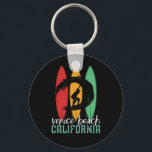 Porte-clés Venice Beach California Vintage Retro Surfing<br><div class="desc">Design rétro vintage pour les surfeurs qui aiment surfer et surfer sur les vagues de l'océan. Vacances d'été cool, vacances de printemps marchandises pour ceux qui aiment le soleil chaud, le temps tropical, bronzage sous le palmier. Un design grandiose et déprimé à porter tout en profitant de la fête de...</div>
