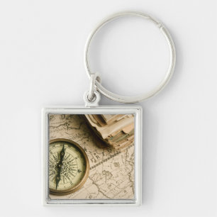 Porte-clés Vieille boussole au-dessus de carte antique