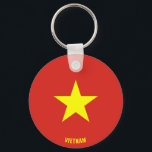 Porte-clés Vietnam Drapeau charmant patriotique<br><div class="desc">Vietnam Drapeau Charmant Porte - clé patriotique avec le drapeau du Vietnam imprimé sur tout le porte - clé. Nom du pays dans subtilement intégré dans la conception en bas. Le texte est entièrement personnalisable à l'aide de la fonction "Customiser !". Ce magnifique Porte - clé vietnamien est le cadeau...</div>