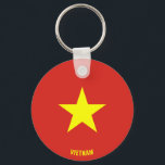 Porte-clés Vietnam Drapeau charmant patriotique<br><div class="desc">Vietnam Drapeau Charmant Porte - clé patriotique avec le drapeau du Vietnam imprimé sur tout le porte - clé. Nom du pays dans subtilement intégré dans la conception en bas. Le texte est entièrement personnalisable à l'aide de la fonction "Customiser !". Ce magnifique Porte - clé vietnamien est le cadeau...</div>