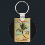 Porte-clés Vintage voyage Cozumel Palm Tree<br><div class="desc">Un imprimé d'art mexicain de Cozumel,  moderne et rétro,  dans un style d'affiche de voyage vintage. Il dispose d'un palmier incurvé sur une plage de sable avec l'océan sous un ciel bleu nuageux.</div>