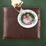 Porte-clés Voté meilleur papa de l'année | Photo ronde<br><div class="desc">Porte - clé photo personnalisé pour votre grand-père avec votre photo et texte personnalisé. Le libellé actuel se lit "voté meilleur papa de l'année .. 20## ... ." et vous pouvez modifier ceci comme vous le souhaitez. Si vous ajoutez un nom plus long, comme grand-père, supprimez certains points pour que...</div>