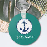 Porte-clés Votre nom de bateau Ancre & corde<br><div class="desc">Un porte - clé nautique personnalisé avec votre nom de bateau, nom de famille ou autre texte souhaité. Ce design unique présente un emblème d'ancre de bateau fait sur mesure avec une corde en bleu marine classique et accentué sur un cercle blanc chic tout sur un arrière - plan de...</div>