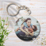 Porte-clés Votre photo de couple préférée<br><div class="desc">Personnalisez avec votre photo de couple préférée avec vos noms et l'année,  créant un souvenir et un cadeau unique. Un joli gardien au trésor ! Conçu par Thisisnotme©</div>