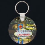 Porte-clés Vue du Mariage Las Vegas<br><div class="desc">Planifiez votre mariage Las Vegas pour inclure des cadeaux personnalisés amusants pour les membres du mariage ou tous les invités invités. Les mariées et les mariés peuvent facilement personnaliser ce cadeau utile pour leur cérémonie de mariage ou leur réception.</div>