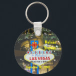 Porte-clés Vue du Mariage Las Vegas<br><div class="desc">Planifiez votre mariage Las Vegas pour inclure des cadeaux personnalisés amusants pour les membres du mariage ou tous les invités invités. Les mariées et les mariés peuvent facilement personnaliser ce cadeau utile pour leur cérémonie de mariage ou leur réception.</div>