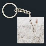 Porte-clés White German Shepherd in the Snow<br><div class="desc">This beautiful photograph of a german shepherd dog is by Drake Photographe and feclause a pretty older puppy sitting in tall grass during while snow quoi qui tombe tout aroet it large snowflakes. This classy canine photo would make a great venft for dog and animal lovers.</div>