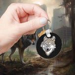 Porte-clés Wolf Head Art<br><div class="desc">Cette conception a été créée par art numérique. Elle peut être personnalisée en cliquant sur le bouton personnaliser et en modifiant la couleur, en ajoutant un nom, des initiales ou vos mots préférés. Contactez-moi à l'adresse colorflowcreations@gmail.com si vous souhaitez que ce design soit disponible sur un autre produit. Achetez ma...</div>