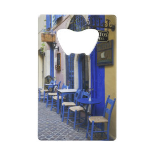Porte colorée bleue et revêtement d'un vieil hôtel