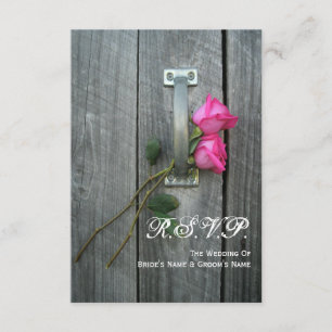 Porte de grange et roses roses épousant petit RSVP