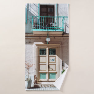 Porte en bois Brown sur bâtiment en béton blanc