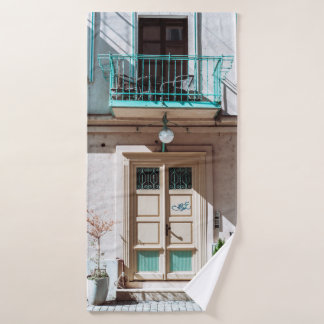 Porte en bois Brown sur bâtiment en béton blanc