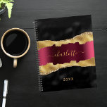 Porte en marbre noir bordeaux<br><div class="desc">Burgundy noir et faux or, agate, pierre de marbre imprimé comme arrière - plan. Personnalisez et ajoutez votre nom et une année. Le nom est écrit avec un script de style moderne écrit à la main.</div>