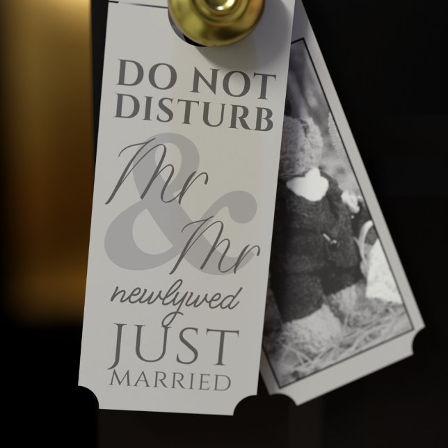 Porte Ne pas déranger M. & M. Newlyved Affichette de por (Add your married name and photo to this gray do not disturb door hanger. Great gift for newlyweds!)