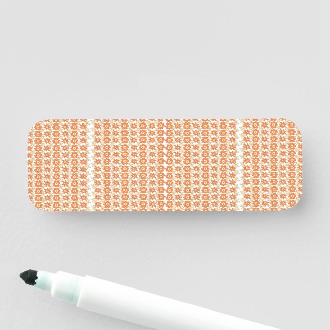 Porte-nom arrière - plan rayé orange et blanc avec petit (En situation)