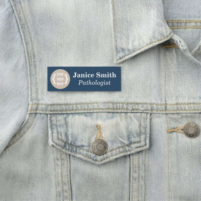 Porte-nom Balise de nom de marque Blue-Grey avec logo (En situation)