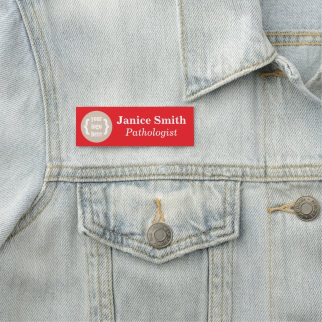 Porte-nom Balise de nom de marque rouge avec logo (En situation)