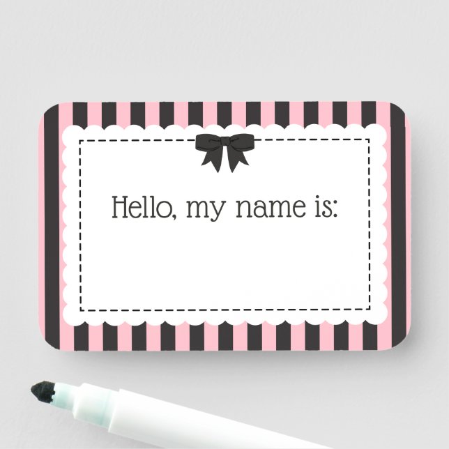 Porte-nom Chic rayé bords festonnés Hello My Name Is (En situation)