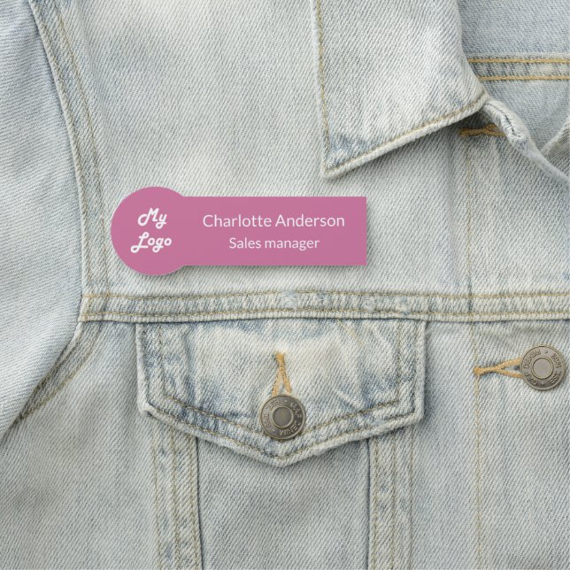 Porte-nom Employé du logo de l'entreprise rose (En situation)