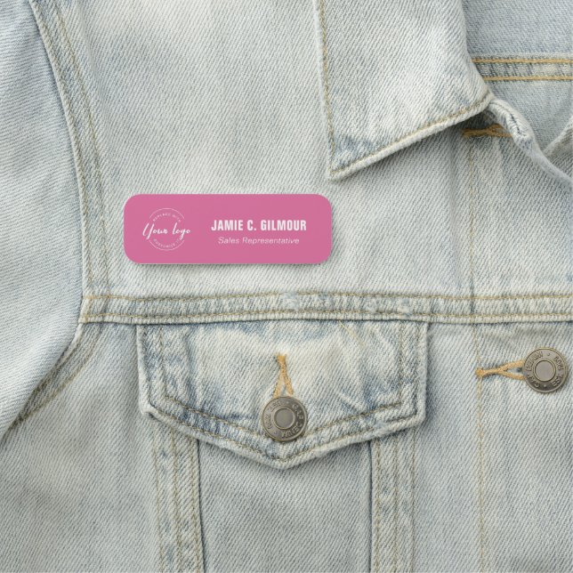 Porte-nom Employee Magnetic Custom Business logo pink (En situation)