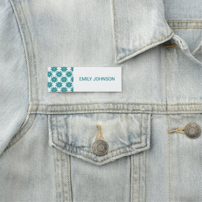 Porte-nom fleurs turquoises nom personnalisé blanc (En situation)