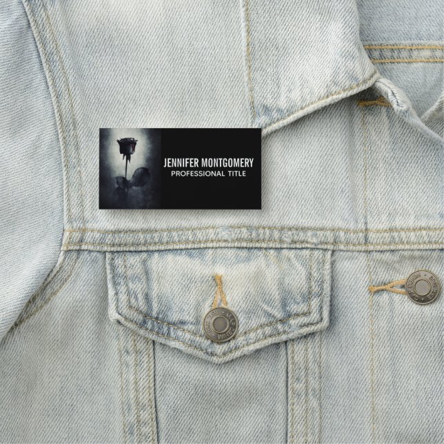 Porte-nom Goth Rose noir goutte de sang Macabre profession (En situation)