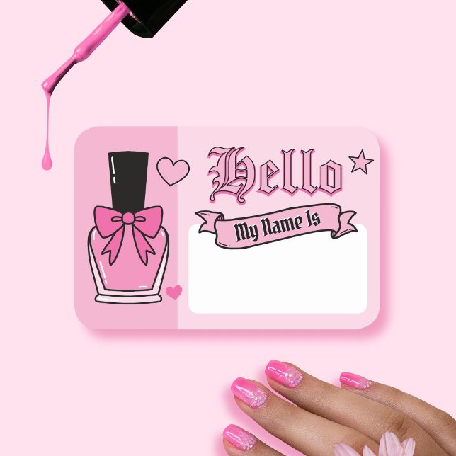 Porte-nom Lettres gothiques modernes et roses pour la techno (Pink and Black Edgy Gothic Lettering Nail Tech Name Tag)