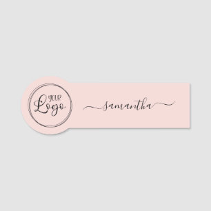 Porte-nom Logo Blush avec signature élégante en déliés