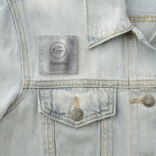 Porte-nom Logo bordure Parties scintillant argent et logos (En situation)