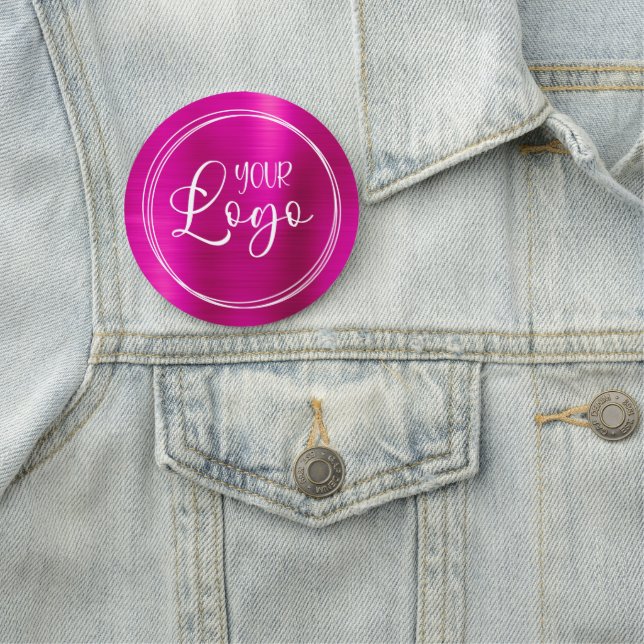 Porte-nom Logo circulaire rose chaud métallisé (En situation)