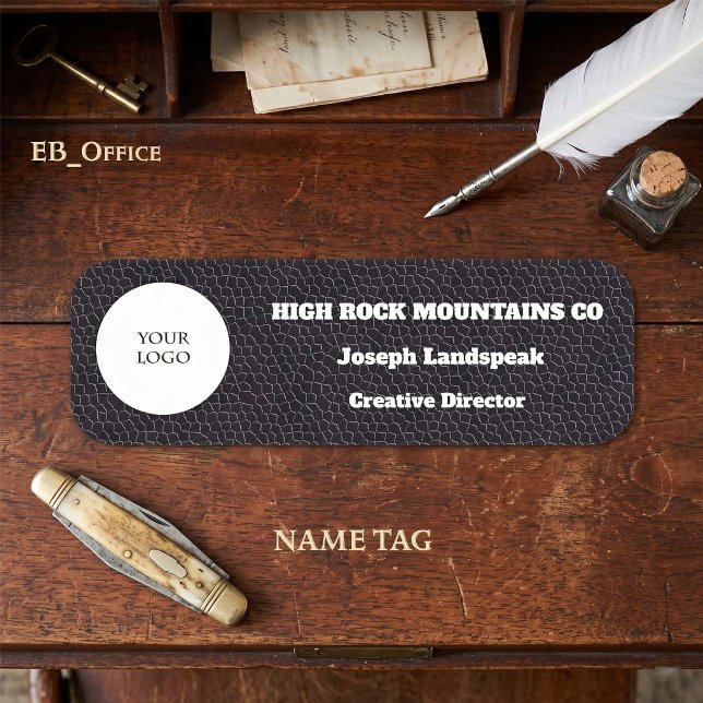 Porte-nom Logo de l'entreprise sur impression de cuir noir (Black Leather Classic Name Tag.
Size: 3” x 1” rounded rectangle with logo.
)