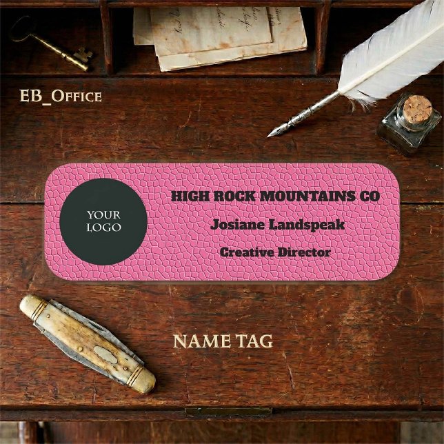 Porte-nom Logo de l'entreprise sur impression de cuir rose (Pink Leather Classic Name Tag.
Size: 3” x 1” rounded rectangle with logo.
)